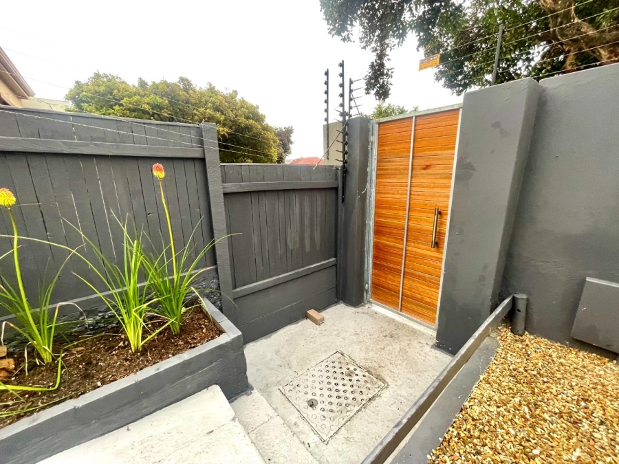 2 Bedroom Property for Sale in Vredehoek Western Cape